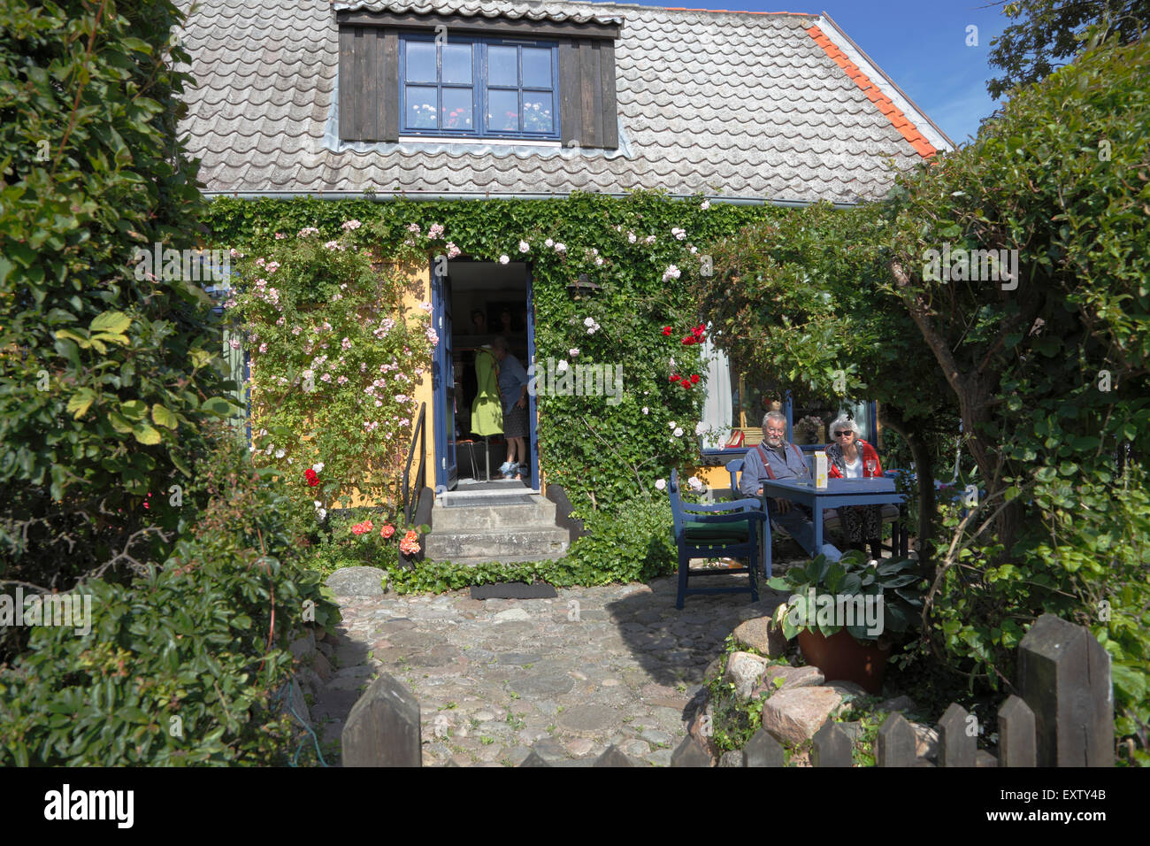 Une petite boutique et des rafraîchissements au café dans le pittoresque hameau de pêcheurs Kikhavn 2 km à l'est de Hundested. Banque D'Images