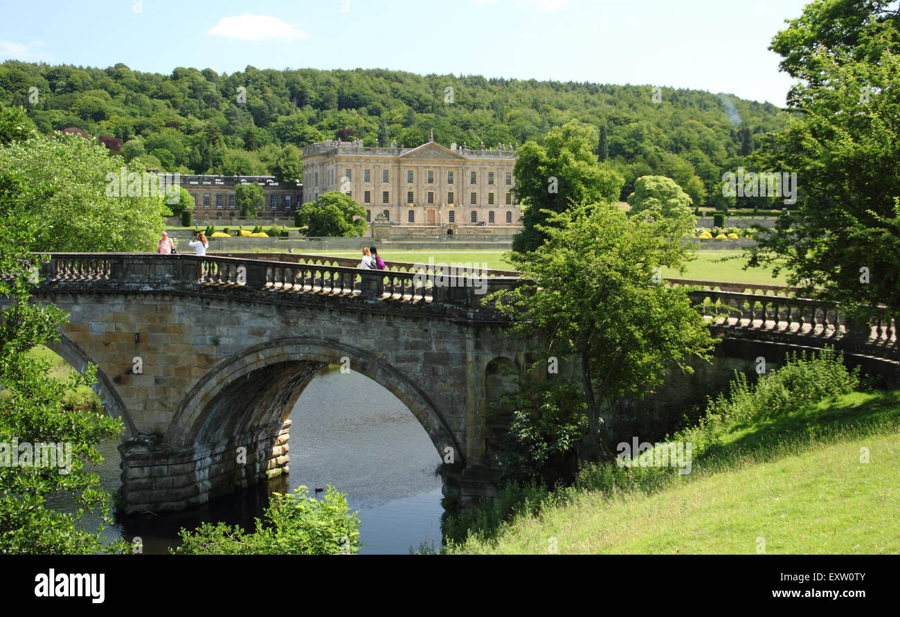 Les visiteurs de Chatsworth House sur un pont voûté sur l'approche principale pour la maison seigneuriale du Derbyshire Derbyshire England UK Banque D'Images