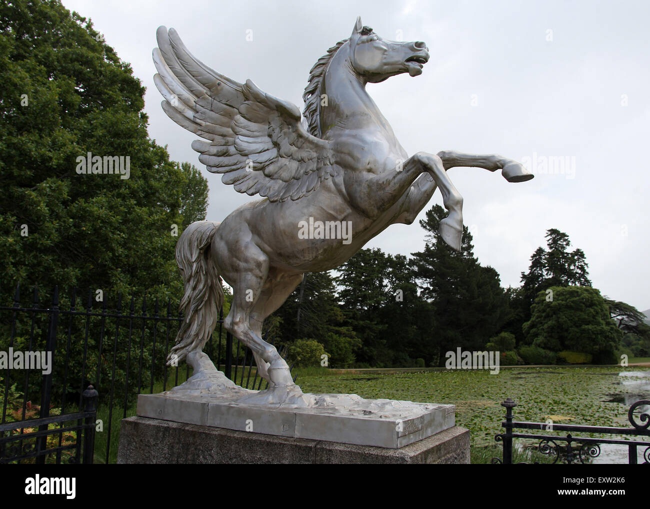 L'un des célèbres chevaux ailés qui veille sur le lac Triton at Powerscourt House dans le comté de Wicklow Banque D'Images