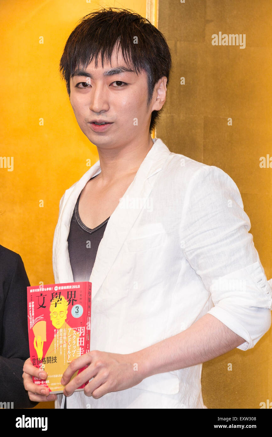 Auteur Keisuke Hada assiste à la cérémonie de remise des prix de littérature japonaise au centre-ville de Tokyo le 16 juillet 2015. Le comédien japonais Keisuke Hada aura été un vainqueur du 153e Prix Akutagawa pour son livre Hibana, avec Keisuke Hada qui a remporté le prix de l'expérience de Jimmy Hendrix. La 153e a reçu de Hada Keisuke Naoki Prize pour son roman Ryu. Les lauréats ont également reçu un million de yen en prix en argent. Le prix Akutagawa a été fondé à la mémoire du célèbre romancier japonais Ryunosuke Akutagawa en 1935 et l'Naoki prix porte le nom d'écrivain populaire Sanjugo Naoki, et a aussi été créée en 1953 Banque D'Images