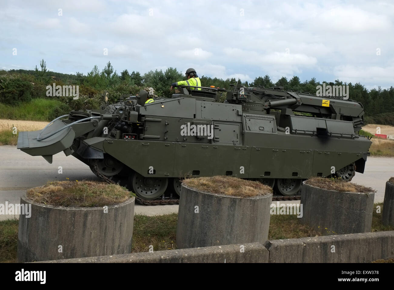 Le Challenger blindé de l'armée britannique, véhicule de réparation et de récupération (CRARRV), est installé sur le terrain d'entraînement de char de Bovingdon Dorset. 16 juillet 2016 Banque D'Images