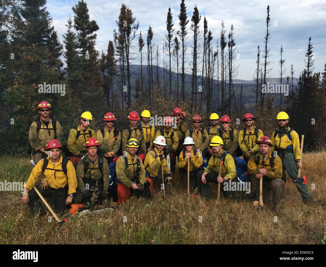 Un groupe de Bureau de la gestion des terres des pompiers de l'arrière-pays recrutés à partir des anciens combattants militaires posent au cours de la formation sur le terrain le 30 juin 2015 à Olnes, Alaska. Banque D'Images
