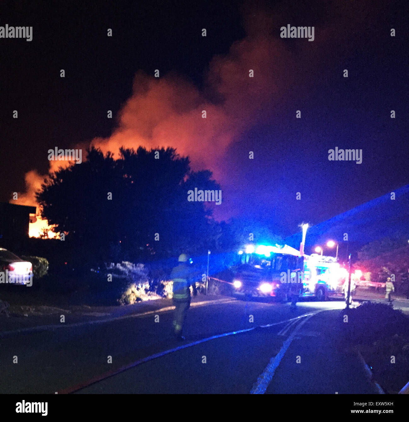 Lac, île de Wight, au Royaume-Uni. 17 juillet, 2015. Pompiers de toute l'île de Wight sont attaquer ce matin un grand brasier à un centre d'apprentissage dans l'ancien lac Broadlea École primaire qui a été englouti par les flammes. Les équipes de pompiers ont été appelés sur les lieux aux alentours de 00:05 à la suite des rapports d'incendie, qui est censé pour avoir commencé dans un mini bus avant de se propager dans le bâtiment voisin. 6 et 30 appareils d'incendie Les pompiers sont actuellement sur la scène. Le bâtiment a été complètement détruit par l'incendie, qui s'est étendu à l'est avec le vent. Crédit : Jason Kay/Alamy Live News Banque D'Images