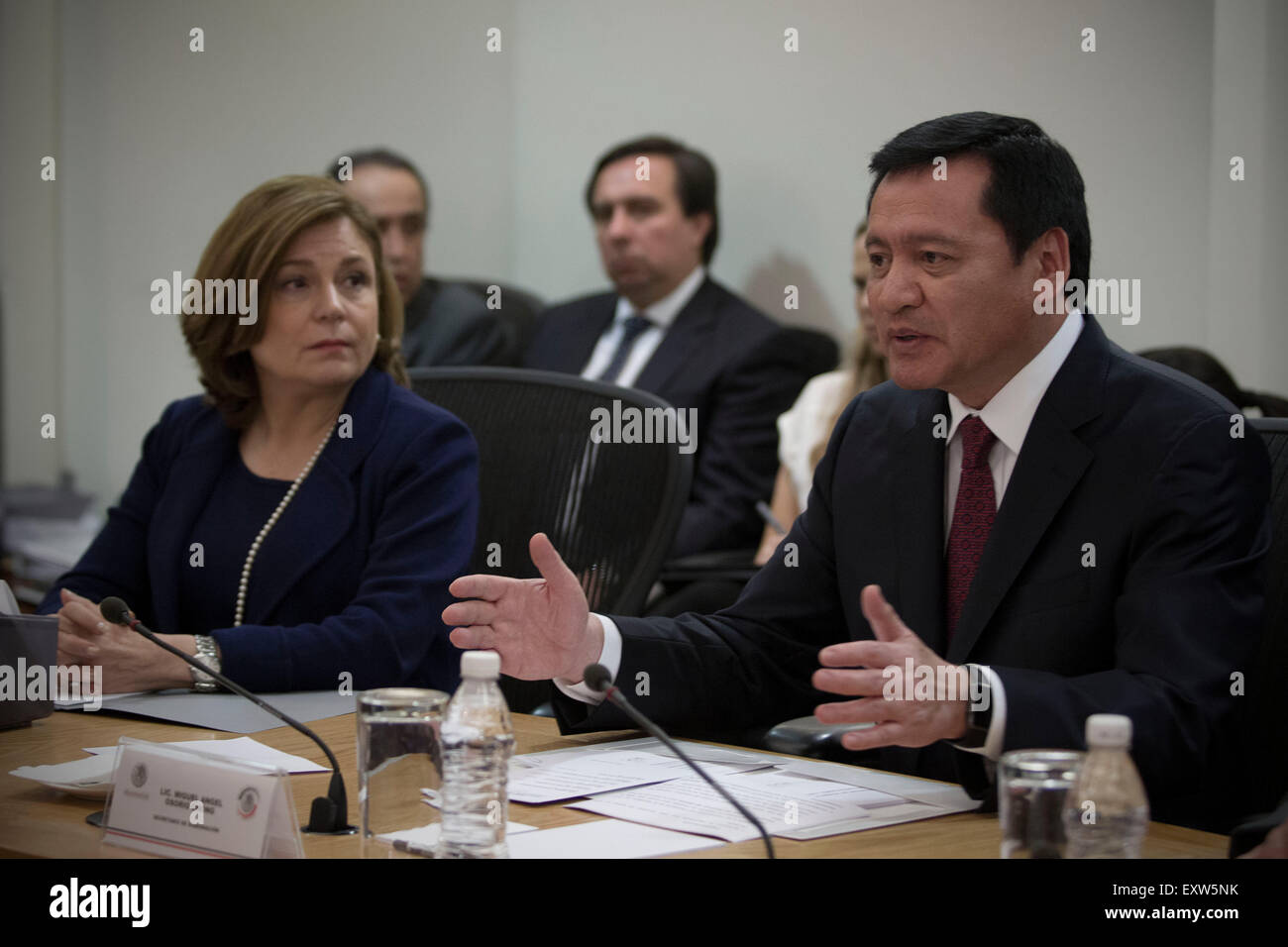 La ville de Mexico, Mexique. 16 juillet, 2015. Le ministre de l'intérieur mexicain Miguel Angel Osorio Chong (R) et Procureur général national Arely Gomez (L) prendre part à une audition de l'évasion de Joaquin "El Chapo" Guzman, chef du cartel de la drogue de Sinaloa, dans la ville de Mexico, Mexique, le 16 juillet 2015. © Alejandro Ayala/Xinhua/Alamy Live News Banque D'Images