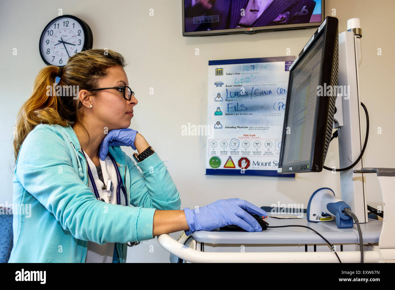 Miami Beach Florida, Mount Mt. Sinai Medical Center,centre,hôpital,infirmière,femme hispanique femmes,recherche,ordinateur,moniteur,écran,souris,RN,registre Banque D'Images