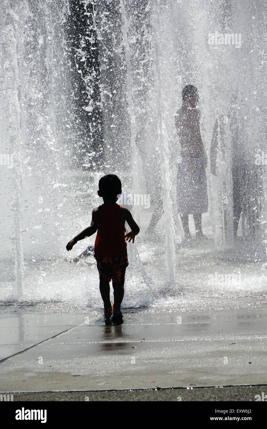 Les enfants de tous âges s'ébattre dans l'eau des fontaines dans World's Fair Park, de Knoxville, Tennessee Banque D'Images