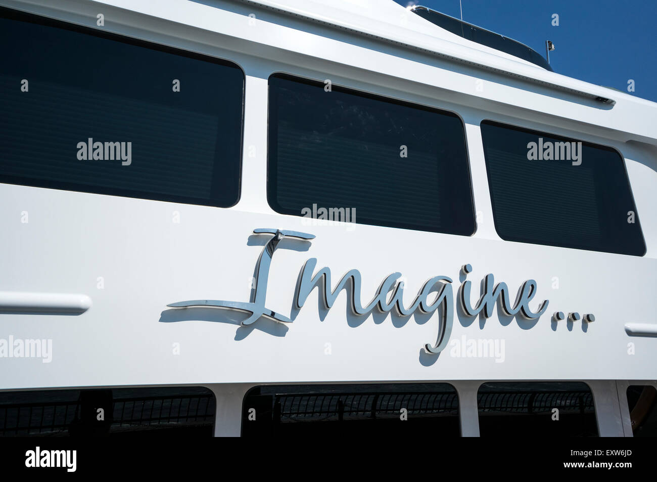 Imaginez, un mega yacht et bateau de partie à louer à North Cove Marina dans la région de Battery Park City, New York City Banque D'Images