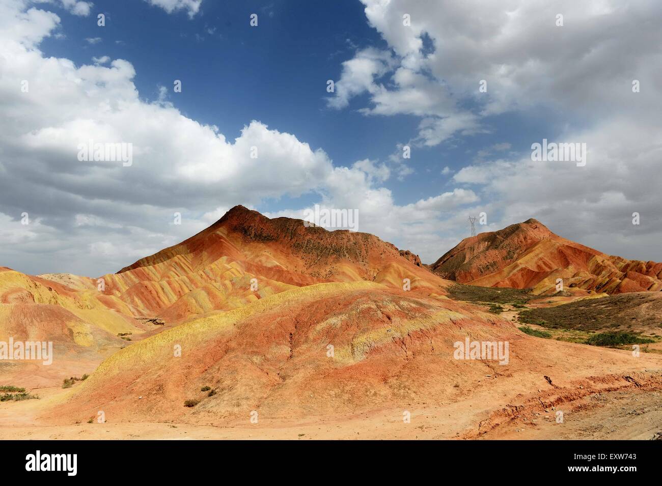 Zhangye. 16 juillet, 2015. Photo prise le 16 juillet 2015 montre le relief Danxia Zhangye au parc géologique national de Danxia Zhangye, dans le nord-ouest de la Chine, la province du Gansu. © Qiao Qiming/Xinhua/Alamy Live News Banque D'Images