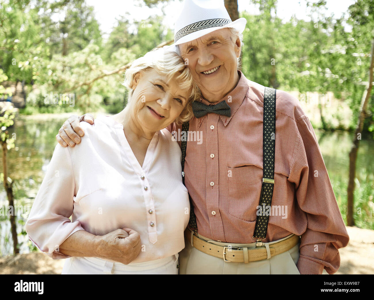 Cheerful senior couple looking at camera with smiles Banque D'Images