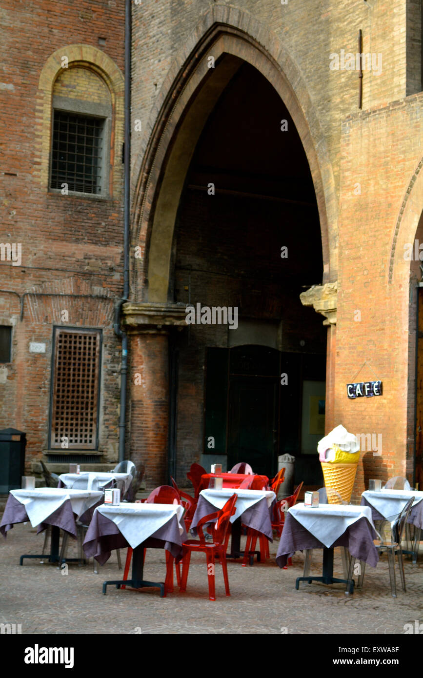 Café vide tables à l'extérieur de Bologne, la capitale de l'Émilie-Romagne, en Italie Banque D'Images