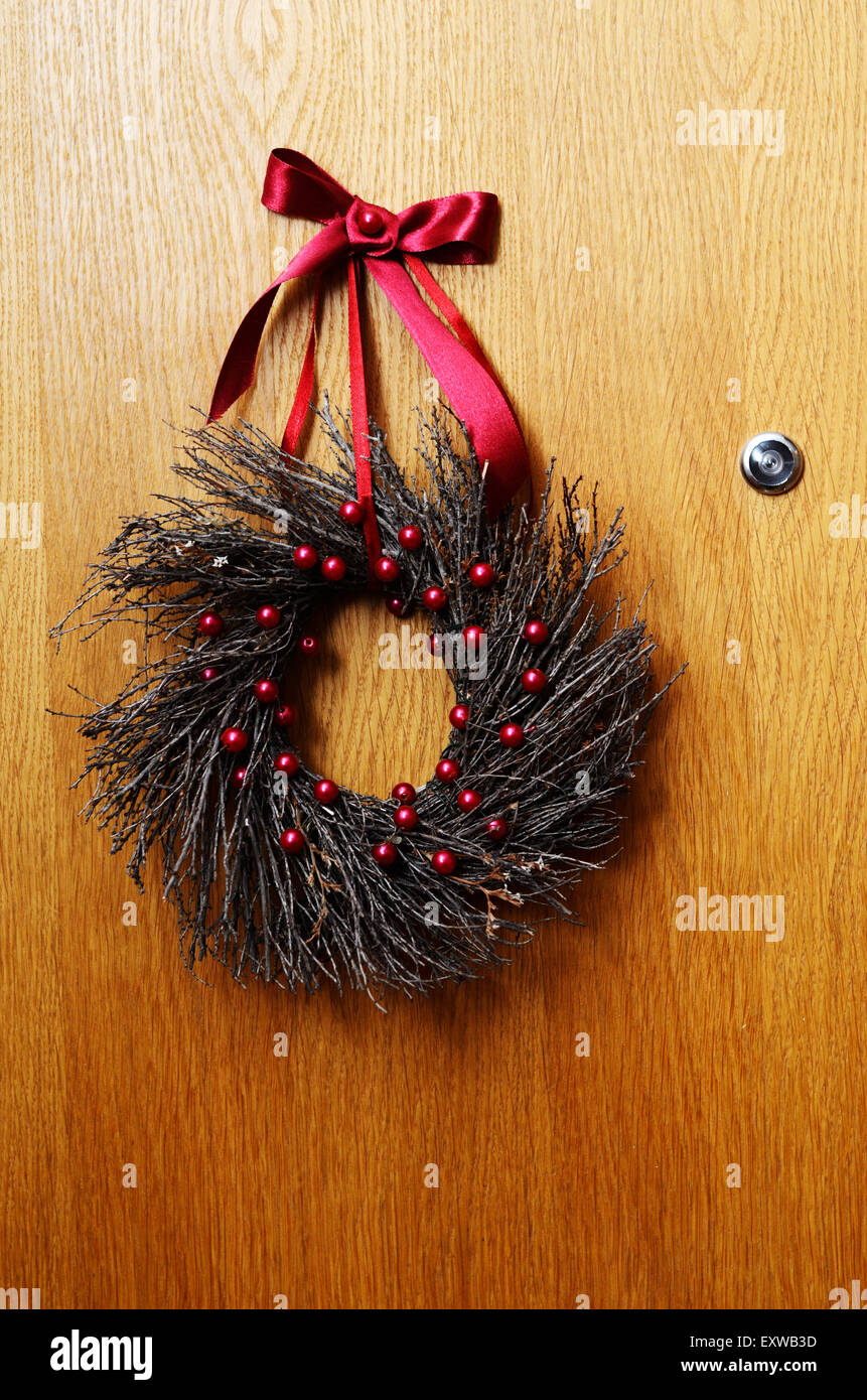 Porte en bois avec une couronne de Noël et judas Banque D'Images