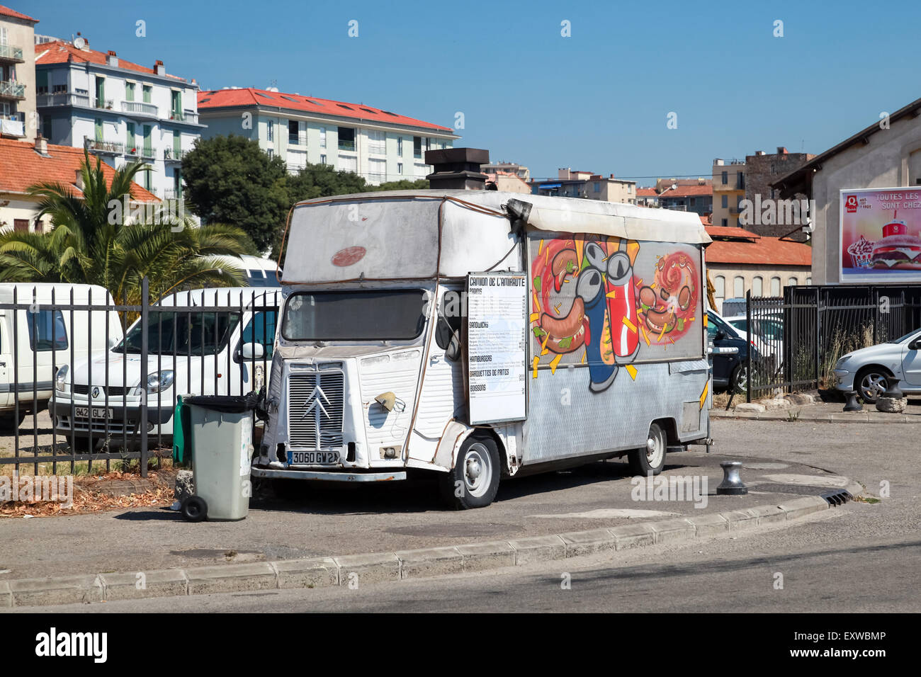 Ajaccio, France - 30 juin 2015 : Old white Citroen H van, camion léger converti en restauration avec remorque publicité colorés gr Banque D'Images