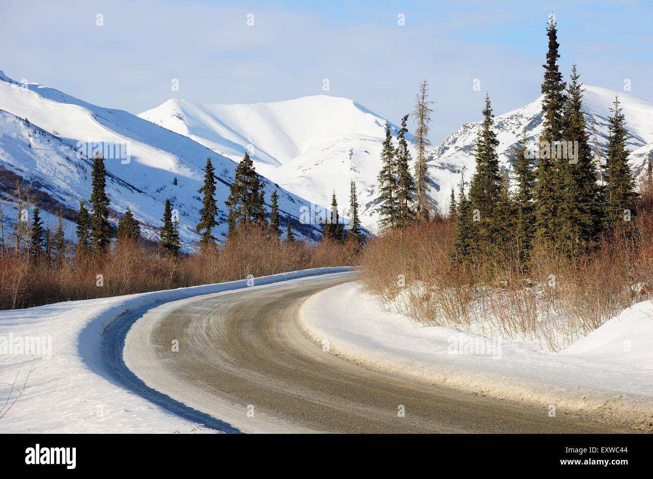 Le Dalton Highway traverse la chaîne de Brooks dans l'hiver arctique, Dalton Highway, route, Alaska, USA Banque D'Images