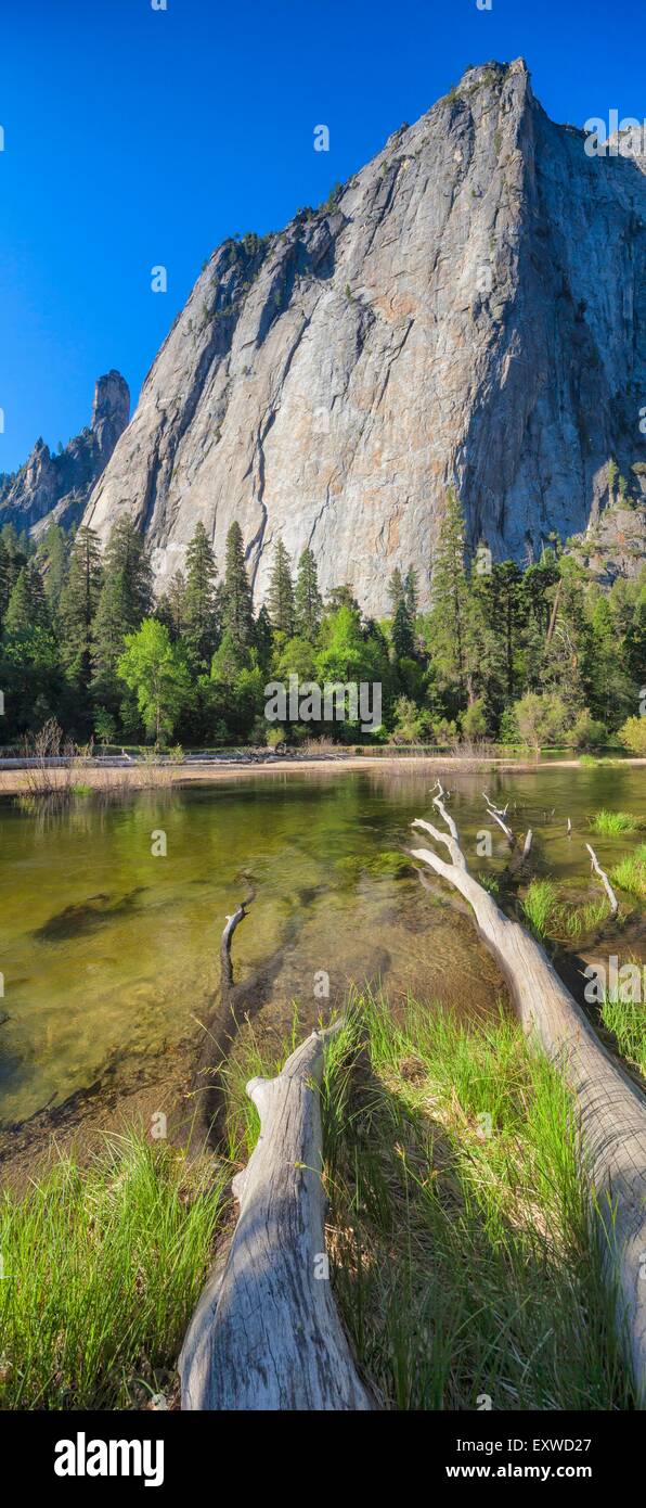 Les roches de la cathédrale et la rivière Merced, Yosemite National Park, California, USA Banque D'Images