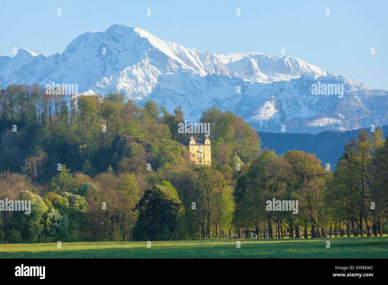 Parc de Château de Hellbrunn avec Monatsschloessl et Alpes, Salzbourg, Autriche Banque D'Images