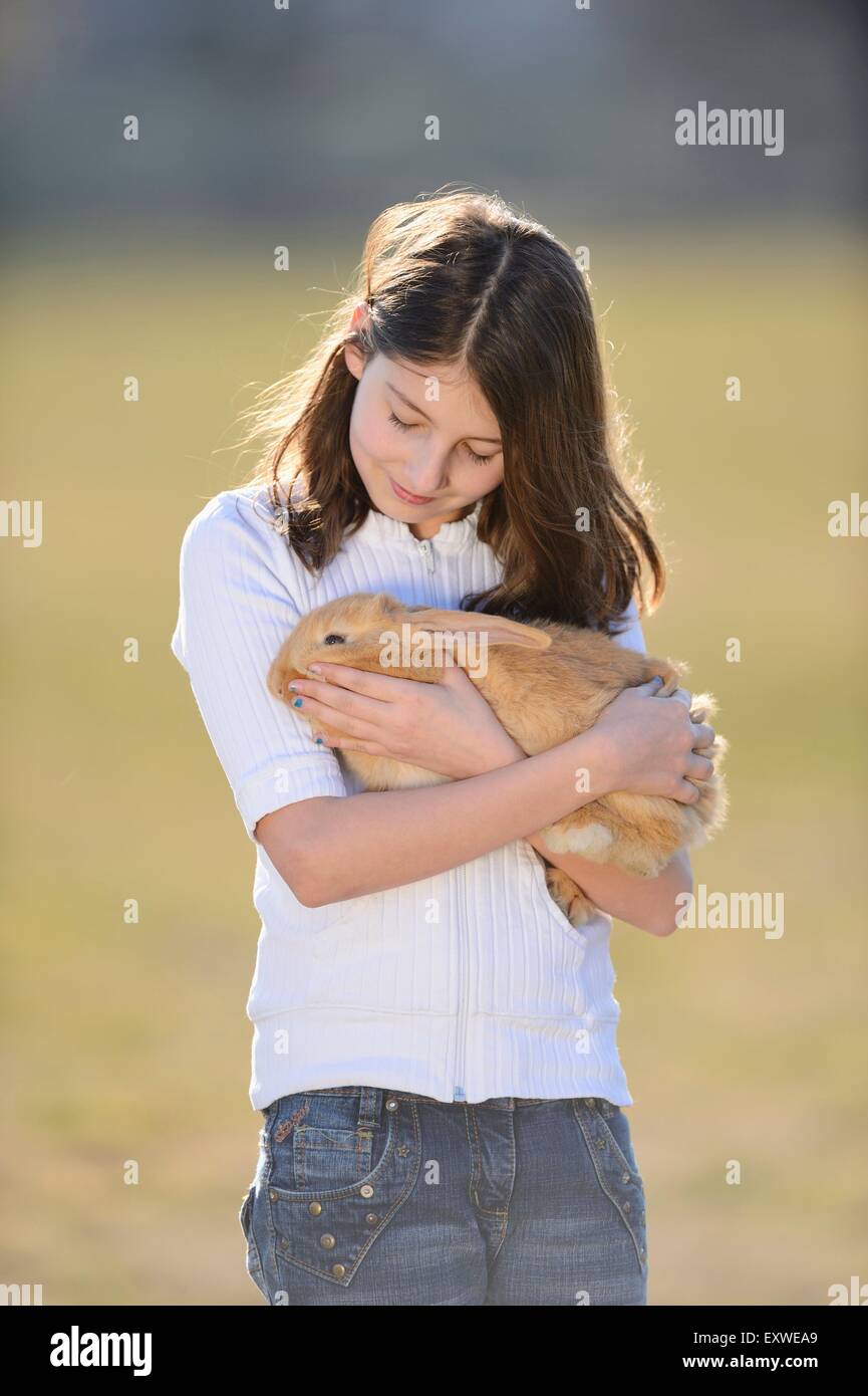 Adolescente avec son lapin sur un pré, Haut-Palatinat, Bavaria, Germany, Europe Banque D'Images