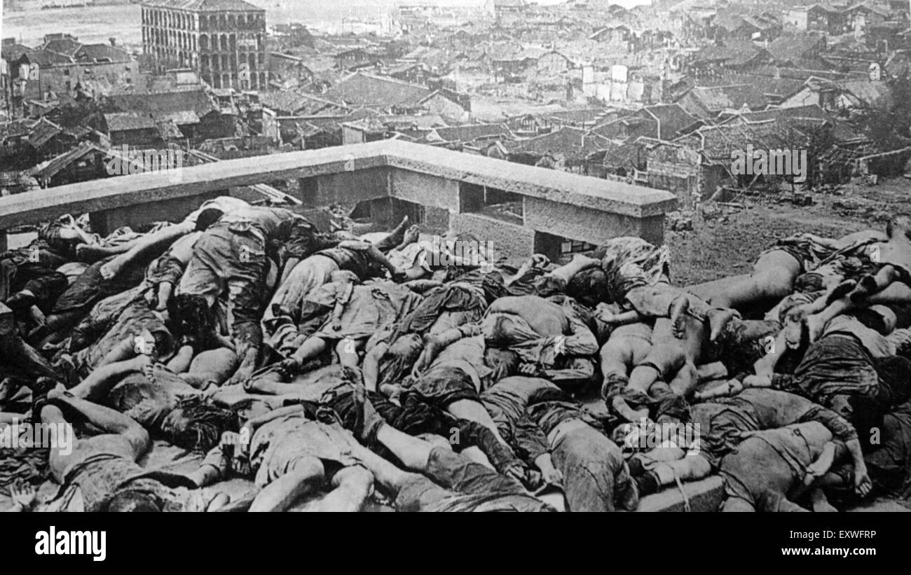 (150717) -- BEIJING, 17 juillet 2015 (Xinhua) -- File photo copie montre des civils mourir d'asphyxie, tout en cherchant un abri dans un tunnel de frappes aériennes menées par l'armée japonaise dans le sud-ouest de la Chine, Chongqing, le 5 juin 1941. Le bombardement de la Chine est un grand crime de guerre commis par le Japon au cours de son invasion de la Chine au cours de la DEUXIÈME GUERRE MONDIALE. Les zones résidentielles, zones commerciales, les écoles et les hôpitaux ont été les principales cibles des attaques au cours de laquelle des dizaines de milliers de civils ont été tués. Les données historiques ont montré que près de huit années de frappes aériennes par l'armée japonaise air service, y compris ceux de grande échelle, ind Banque D'Images