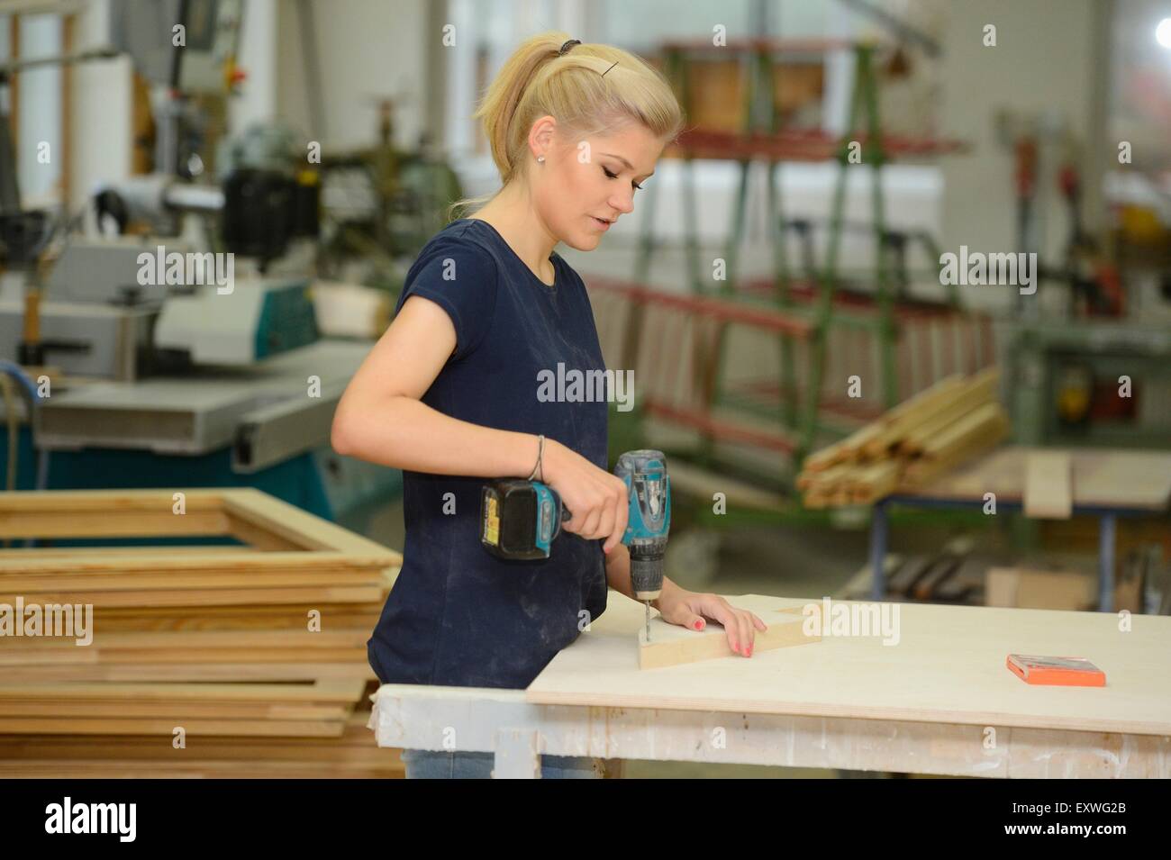 Jeune femme travaillant dans une menuiserie Banque D'Images