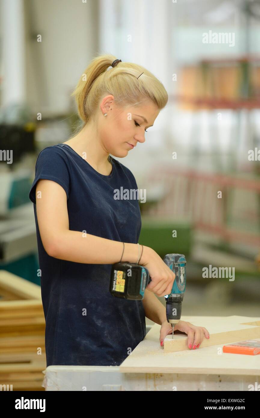 Jeune femme travaillant dans une menuiserie Banque D'Images
