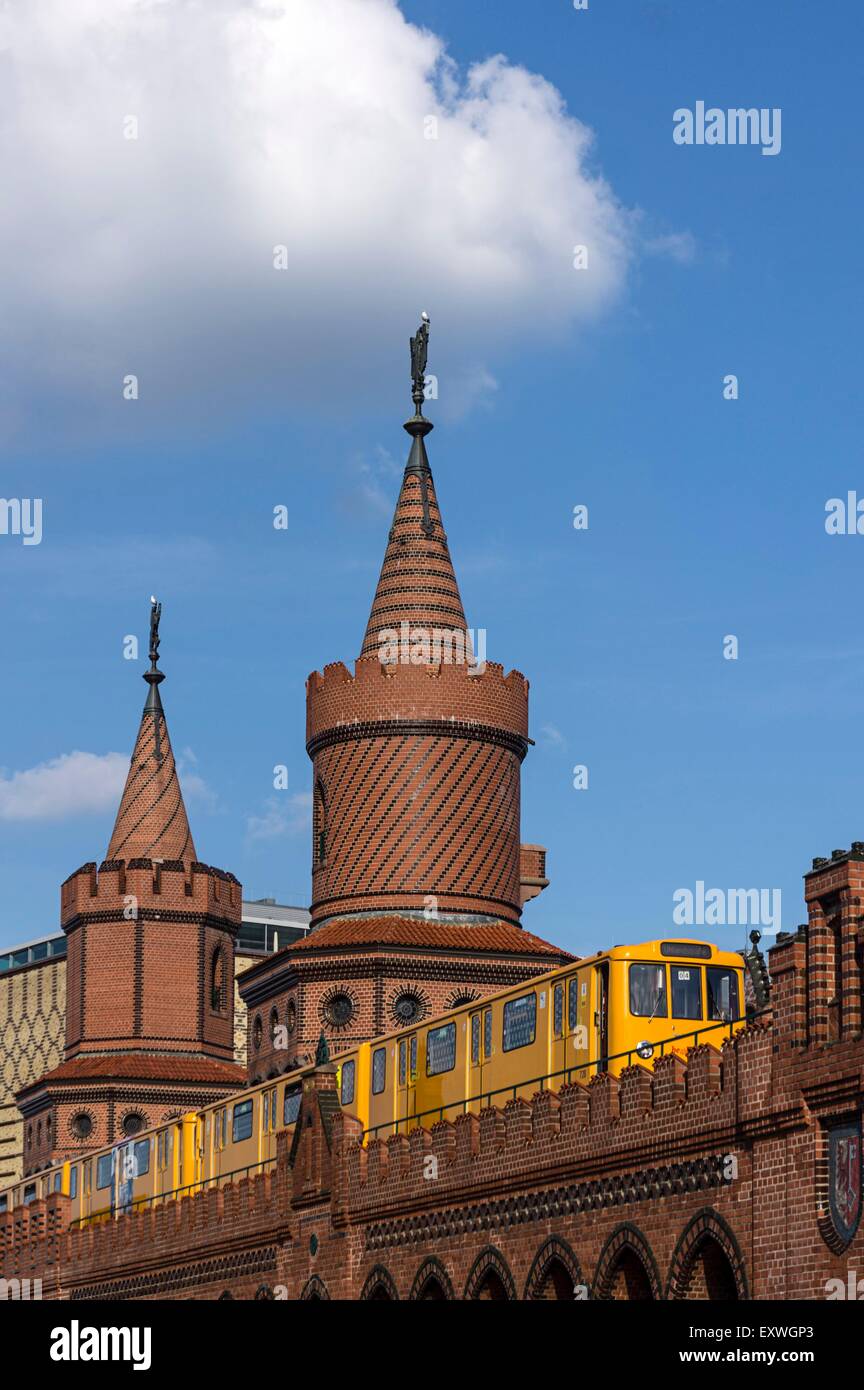 Train surélevé sur Oberbaumbruecke, Kreuzberg, Berlin, Germany, Europe Banque D'Images