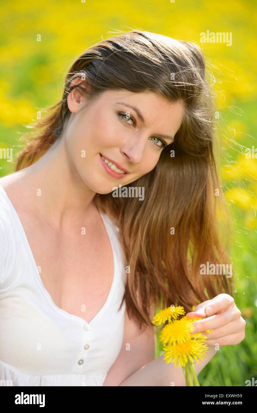 Young woman smiling at camera, Bavaria, Germany, Europe Banque D'Images