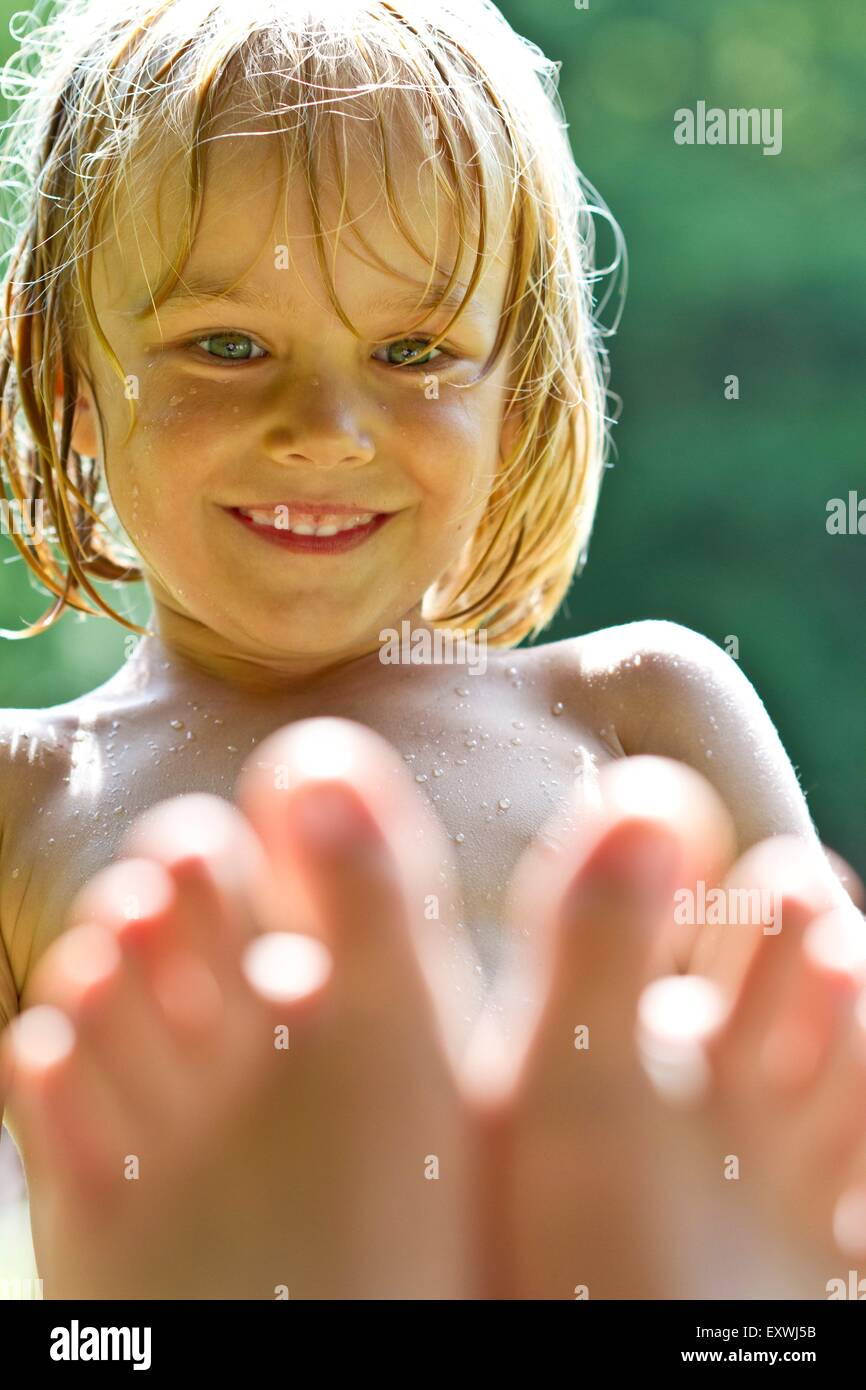 Girl laughing at camera Banque D'Images