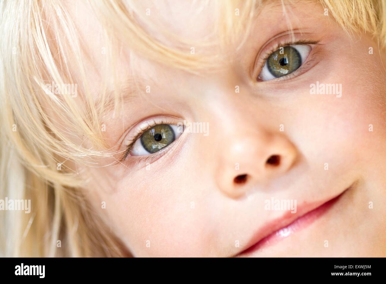 Girl looking at camera Banque D'Images