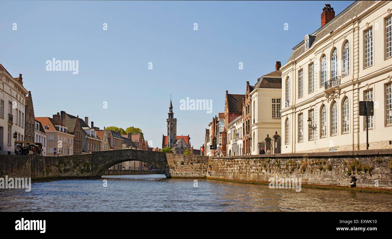 Statue de Jan van Eyck et le canal de Bruges, Belgique Banque D'Images