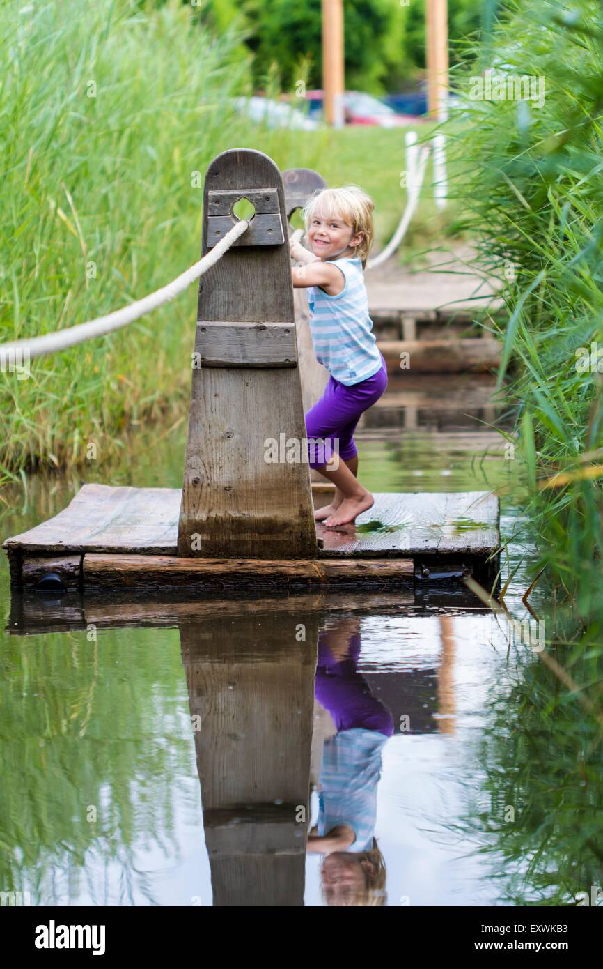 Fille sur un flotteur, Kiel, Allemagne Banque D'Images