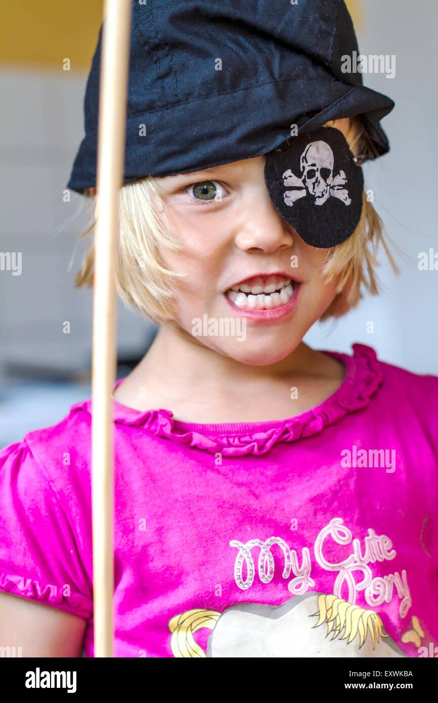 Fille habillé en pirate, portrait Banque D'Images