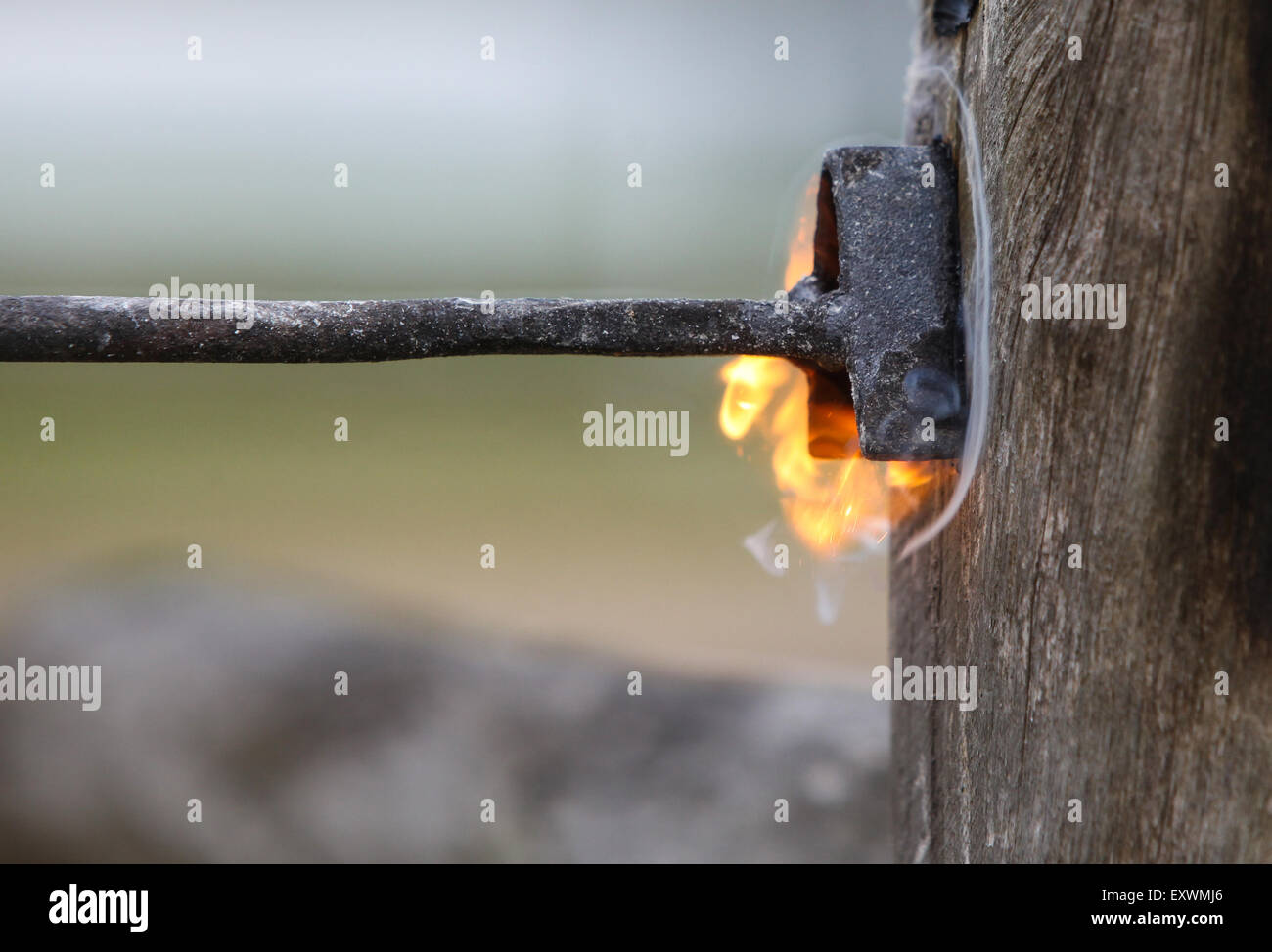 Un fer à marquer le marquage d'un post en bois avec la lettre A Banque D'Images