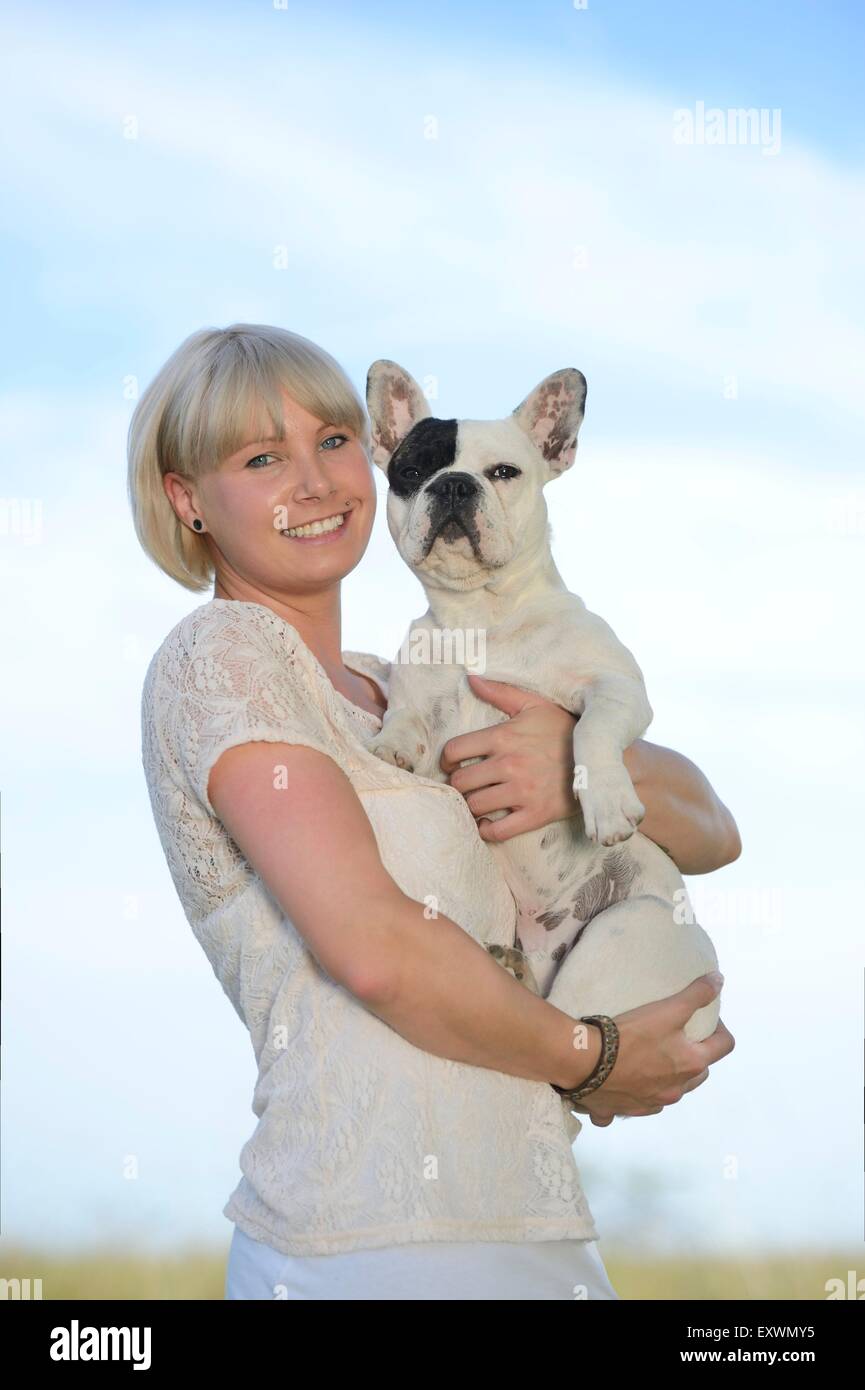 Femme avec un sept mois Bouledogue Français Banque D'Images