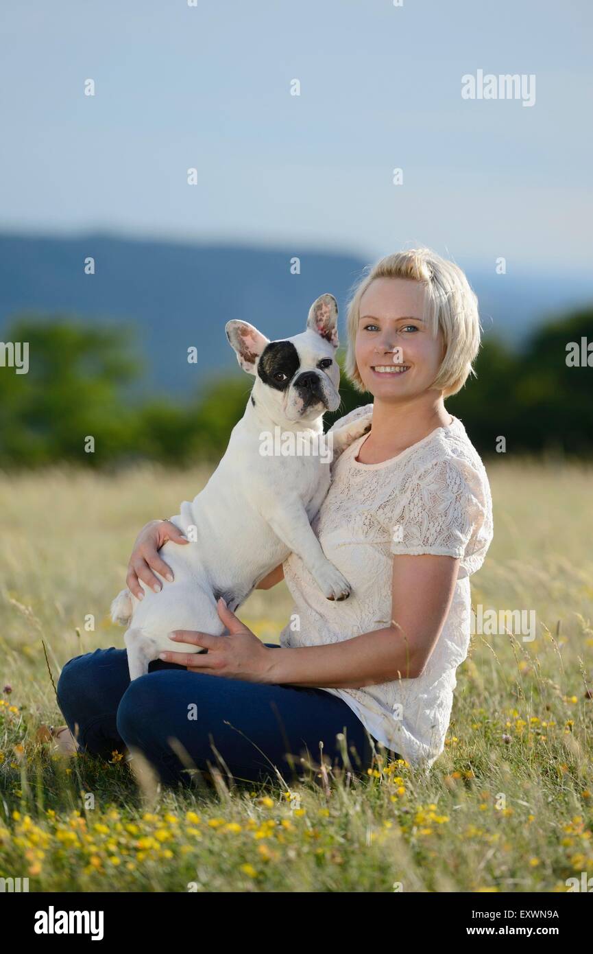 Femme avec un sept mois Bouledogue Français Banque D'Images