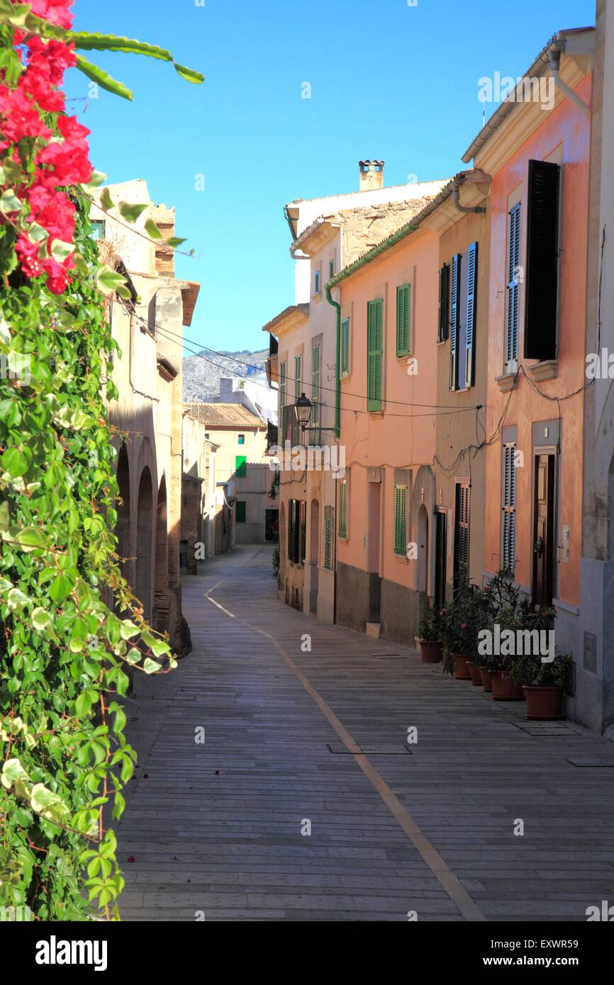 Maisons dans une ruelle dans la vieille ville d'Alcudia, Majorque, Espagne Banque D'Images