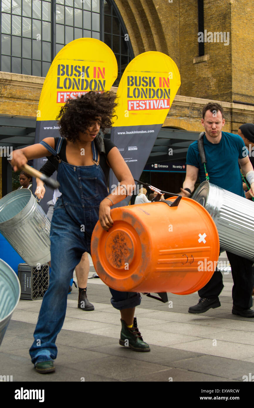 Kings Cross Road, London, 17 juillet 2015. Dans le cadre de la Journée nationale de la rue, Busk, à Londres, est lancé à King Cross Square avec percussion Stomp groupe de renommée internationale et sur mesure groupe pop de rue qui remonte à leur performance de rue racines et divertir les milliers de navetteurs qui passe. Photo : rue de renommée internationale Groupe de percussion Stomp effectuer dans Kings Cross Square. Crédit : Paul Davey/Alamy Live News Banque D'Images