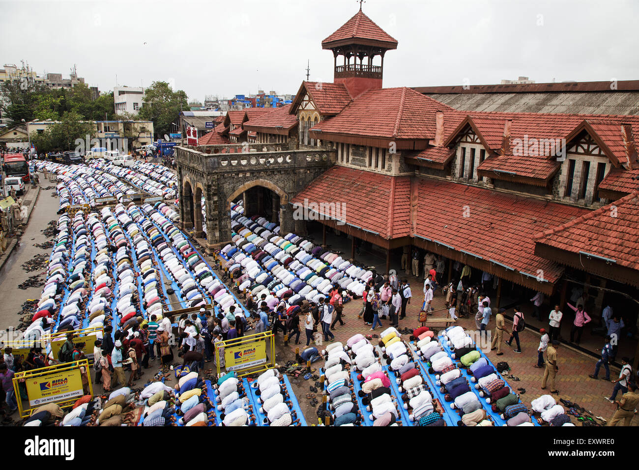 Mumbai, Inde. 17 juillet, 2015. Les musulmans indiens effectuer Eid Al-Fitr prière (namaz) à l'extérieur de la gare de Bandra, Mumbai, Inde. 17 Juillet 2015 Crédit : Maciej Dakowicz/Alamy Live News Banque D'Images
