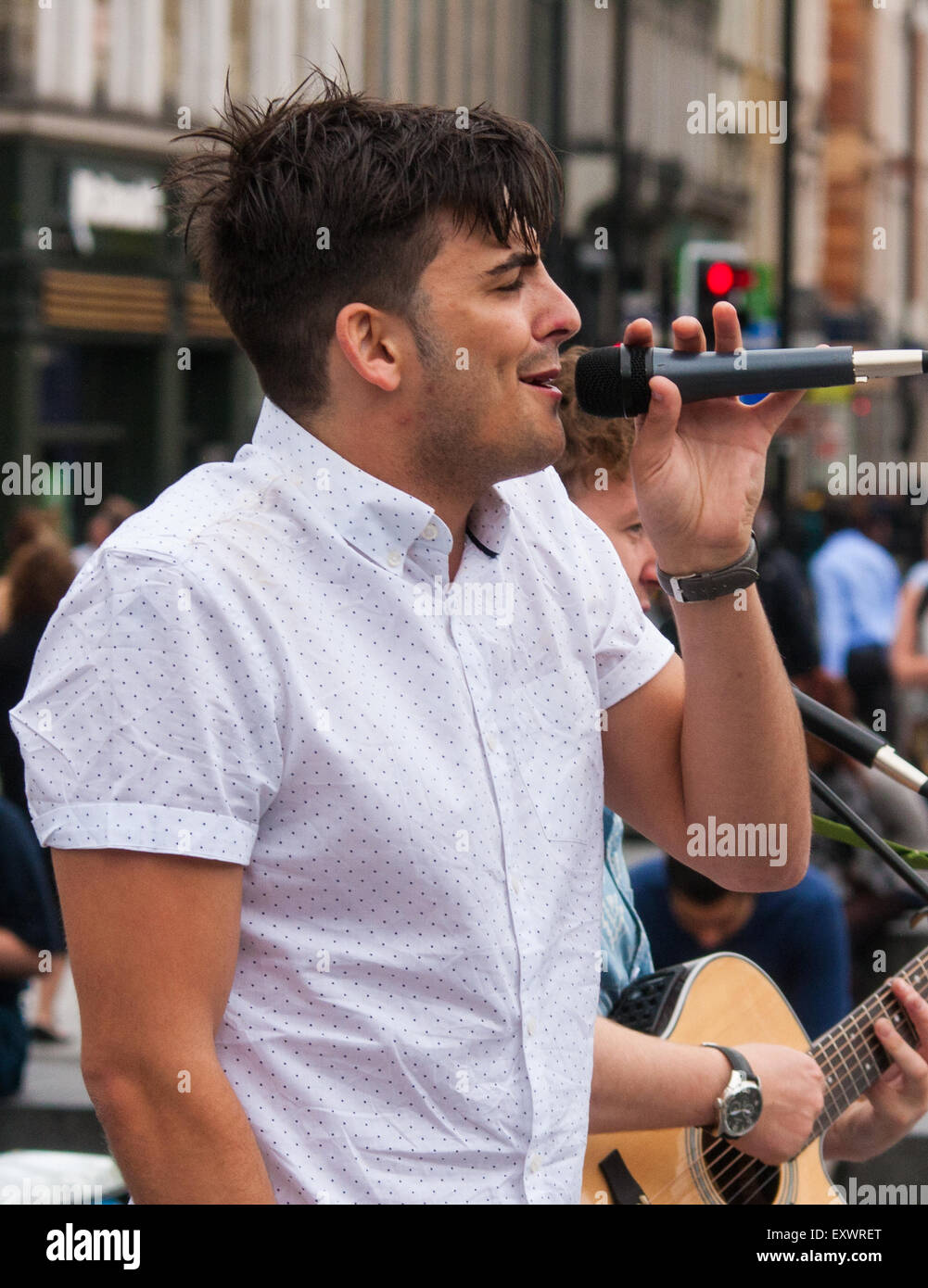 Kings Cross Road, London, 17 juillet 2015. Dans le cadre de la Journée nationale de la rue, Busk, à Londres, est lancé à King Cross Square avec percussion Stomp groupe de renommée internationale et sur mesure groupe pop de rue qui remonte à leur performance de rue racines et divertir les milliers de navetteurs qui passe. Sur la photo : effectuer sur mesure à Kings Cross Square. Crédit : Paul Davey/Alamy Live News Banque D'Images