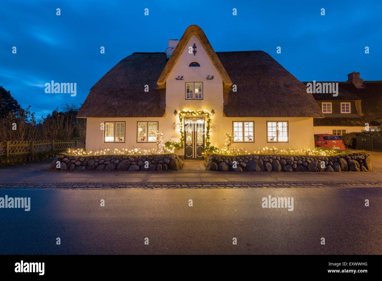 Maison au toit de chaume, illuminé, Keitum, Sylt, Schleswig-Holstein, Allemagne, Europe Banque D'Images