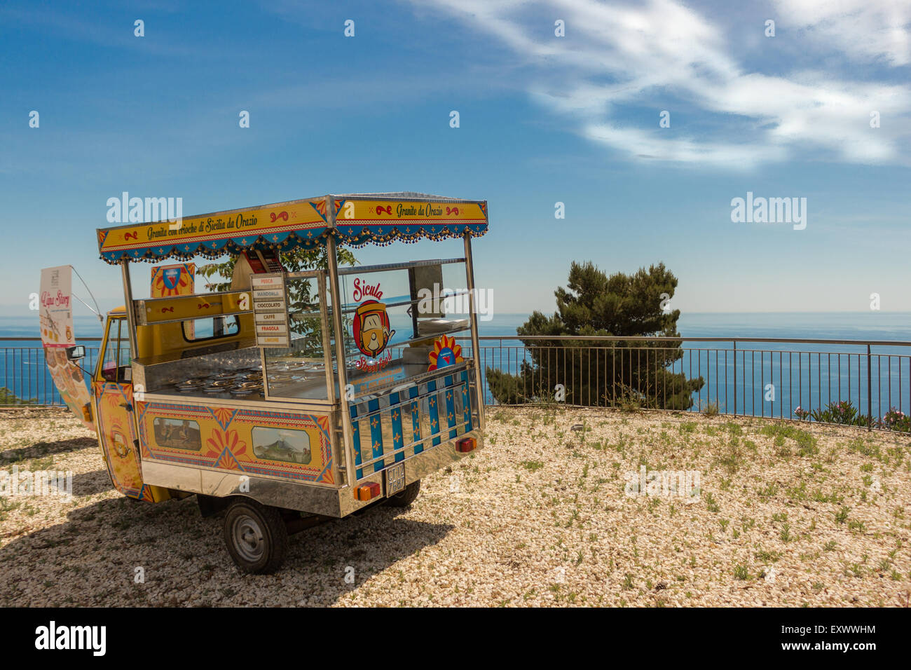 ACIREALE, ITALIE - 31 mai 2015 : la cuisine italienne 601 sur la route. La crème glacée servie par de petits camions dans les rues. Banque D'Images