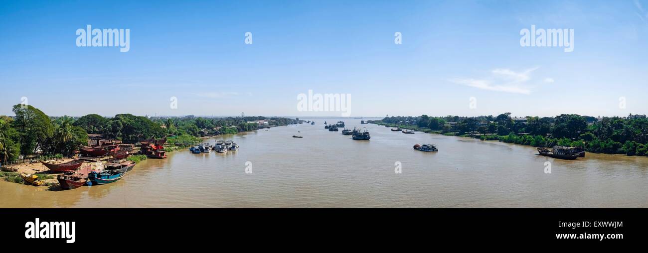 Navires sur Pazundaung Creek, Rangun, Myanmar, en Asie Banque D'Images