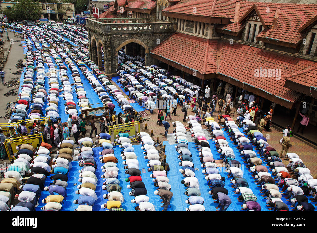 Mumbai, Inde. 17 juillet, 2015. Les musulmans indiens effectuer Eid Al-Fitr prière (namaz) à l'extérieur de la gare de Bandra, Mumbai, Inde. 17 Juillet 2015 Crédit : Maciej Dakowicz/Alamy Live News Banque D'Images