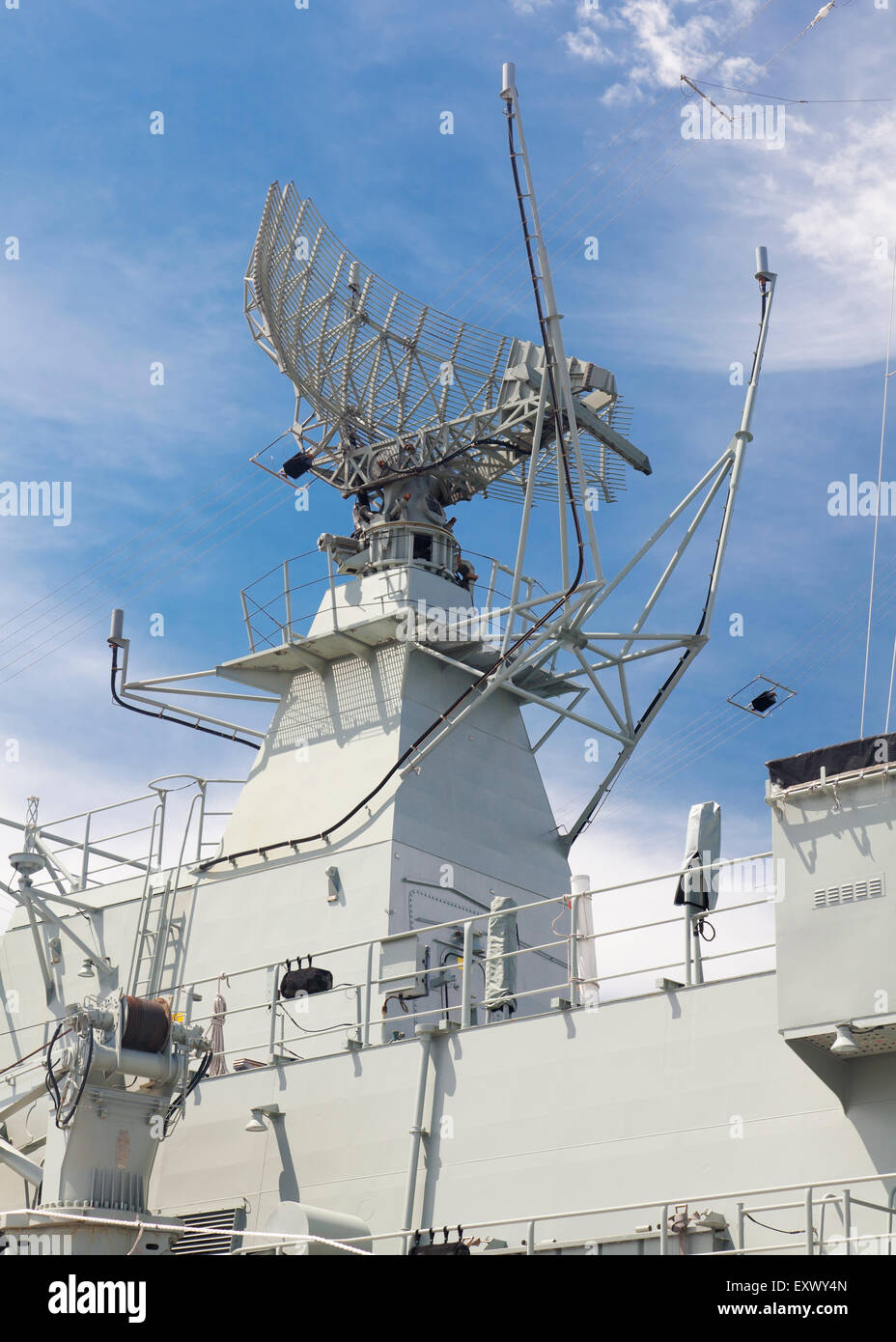 La tour radar sur un destroyer Banque D'Images