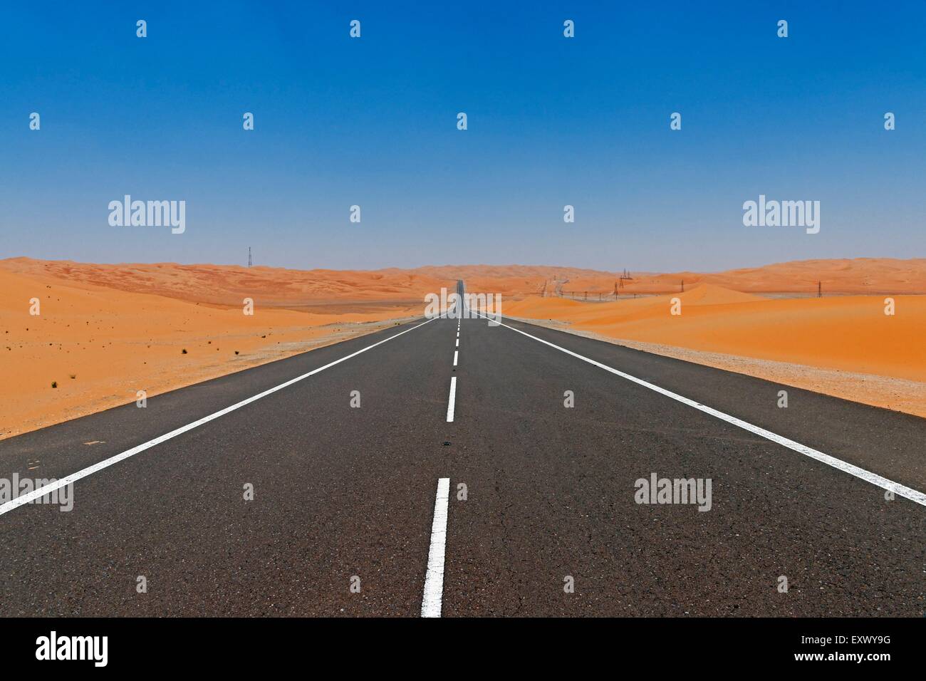 Route à travers les dunes du désert, Abu Dhabi, Émirats Arabes Unis Banque D'Images