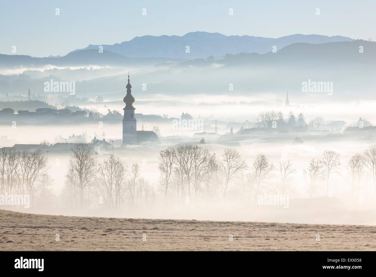Brouillard au sol plus de village Köstendorf Flachgau dans en hiver, Autriche Banque D'Images