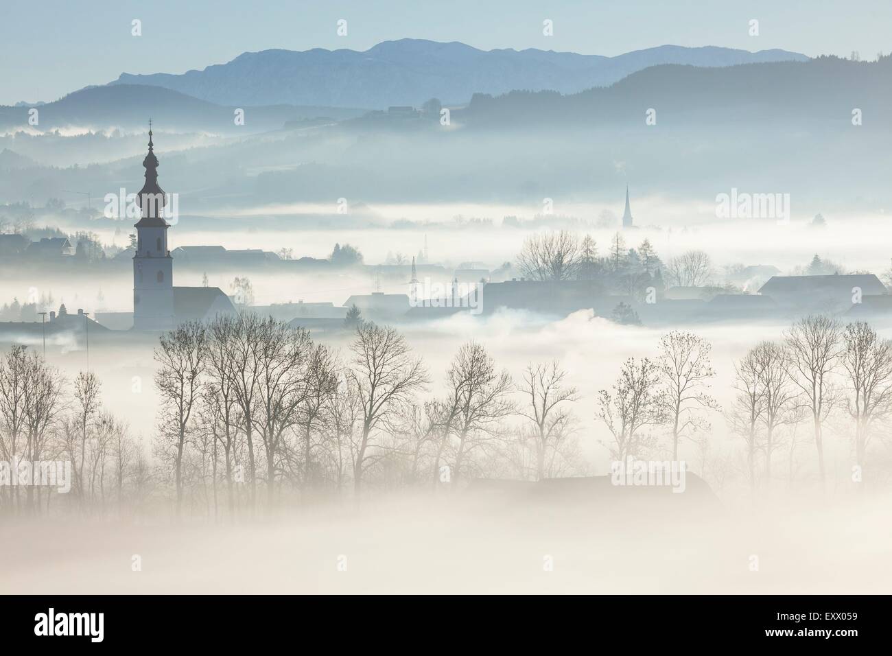 Brouillard au sol plus de village Köstendorf Flachgau dans en hiver, Autriche Banque D'Images