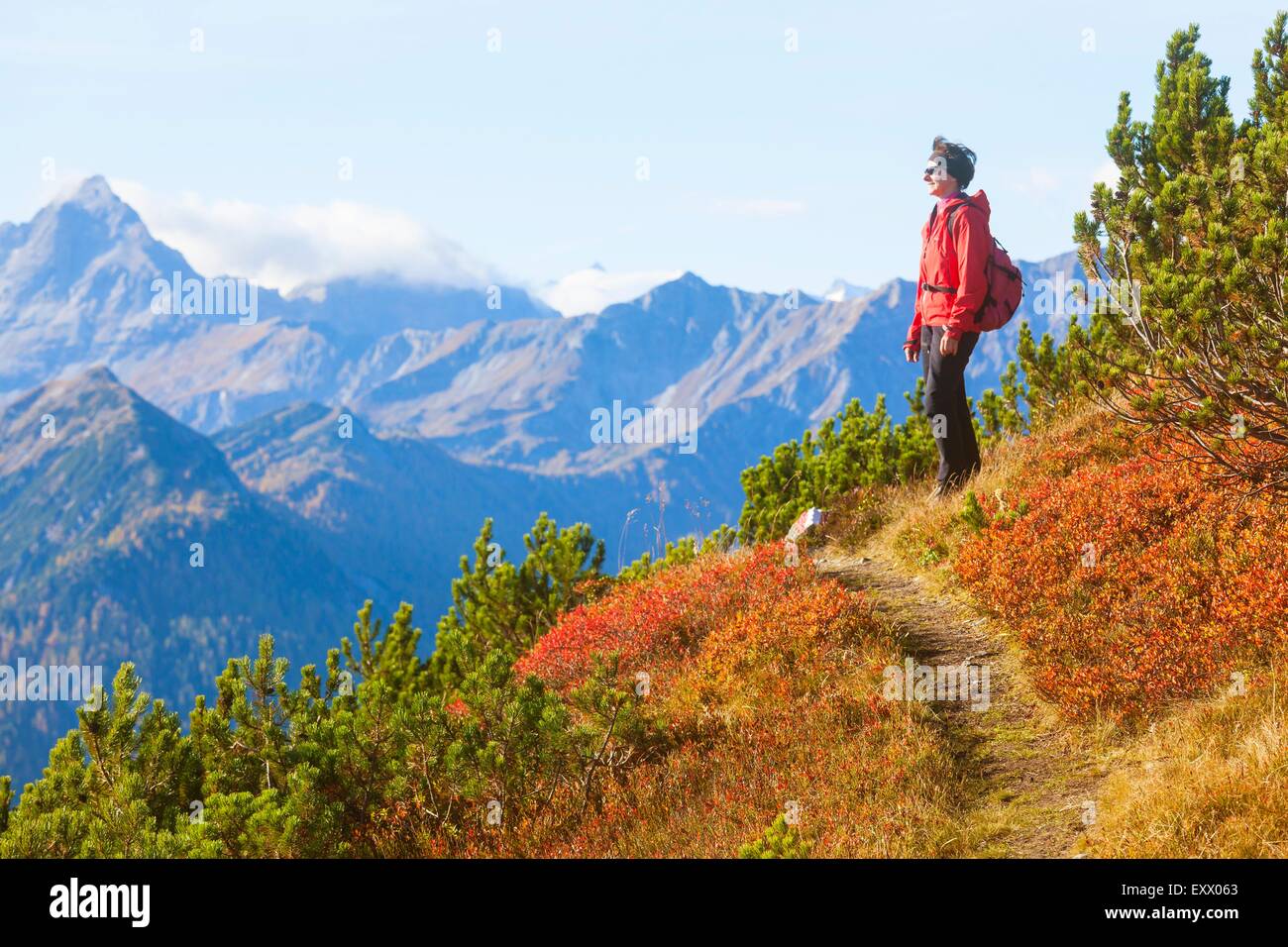 Randonnées en montagnes sur femme Flachau, Autriche Banque D'Images