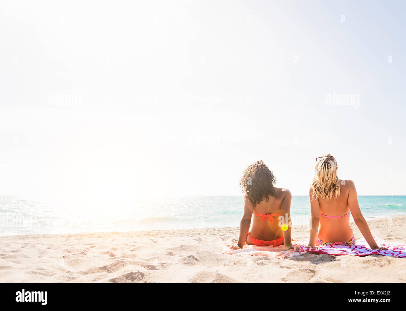 Amis féminins on beach Banque D'Images