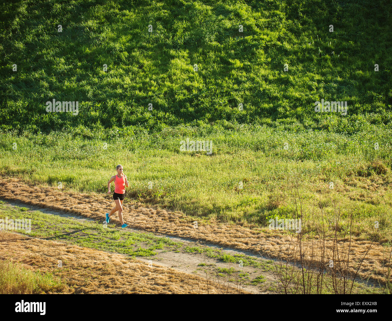 Woman running in field Banque D'Images