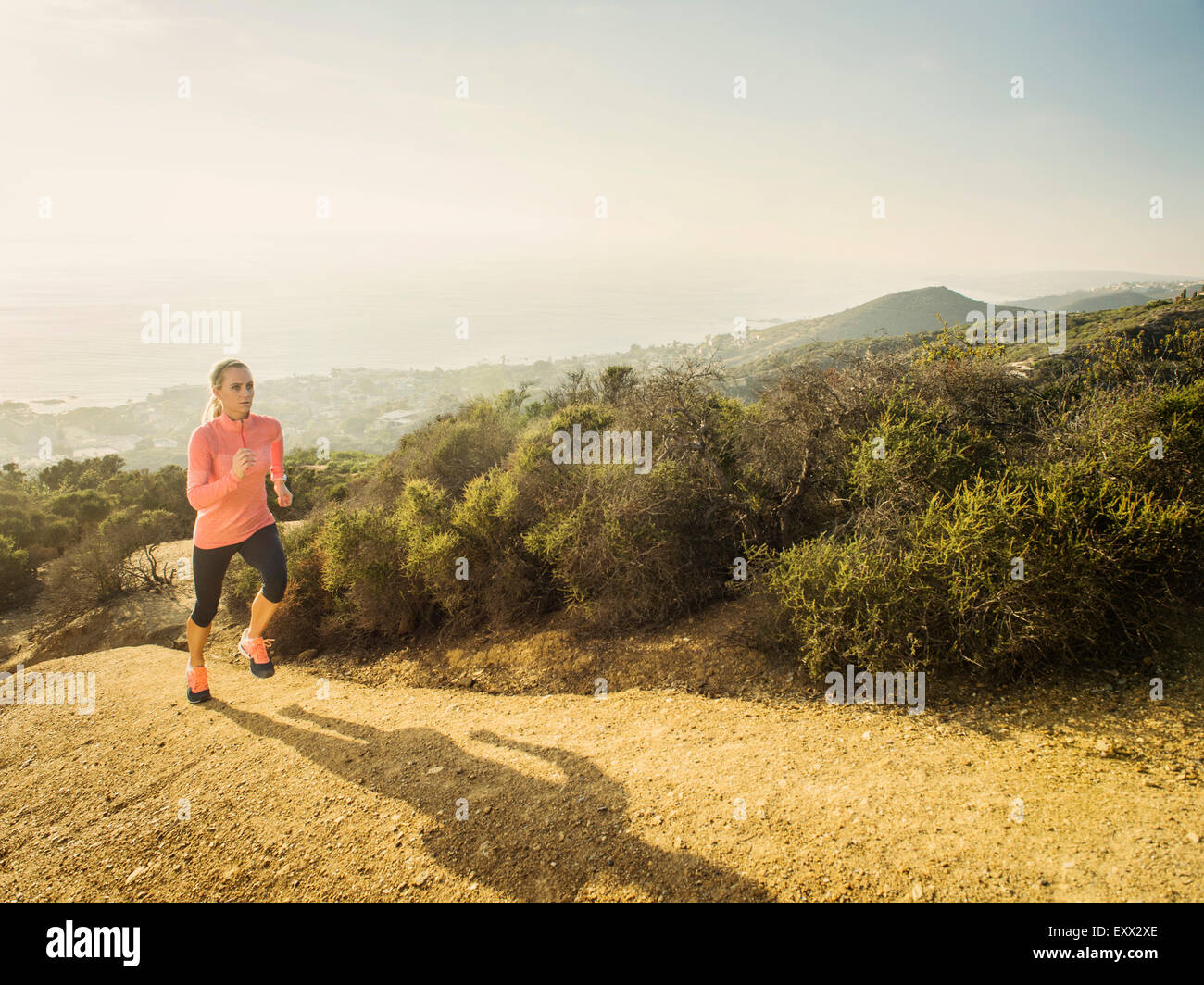 Woman running in mountains Banque D'Images