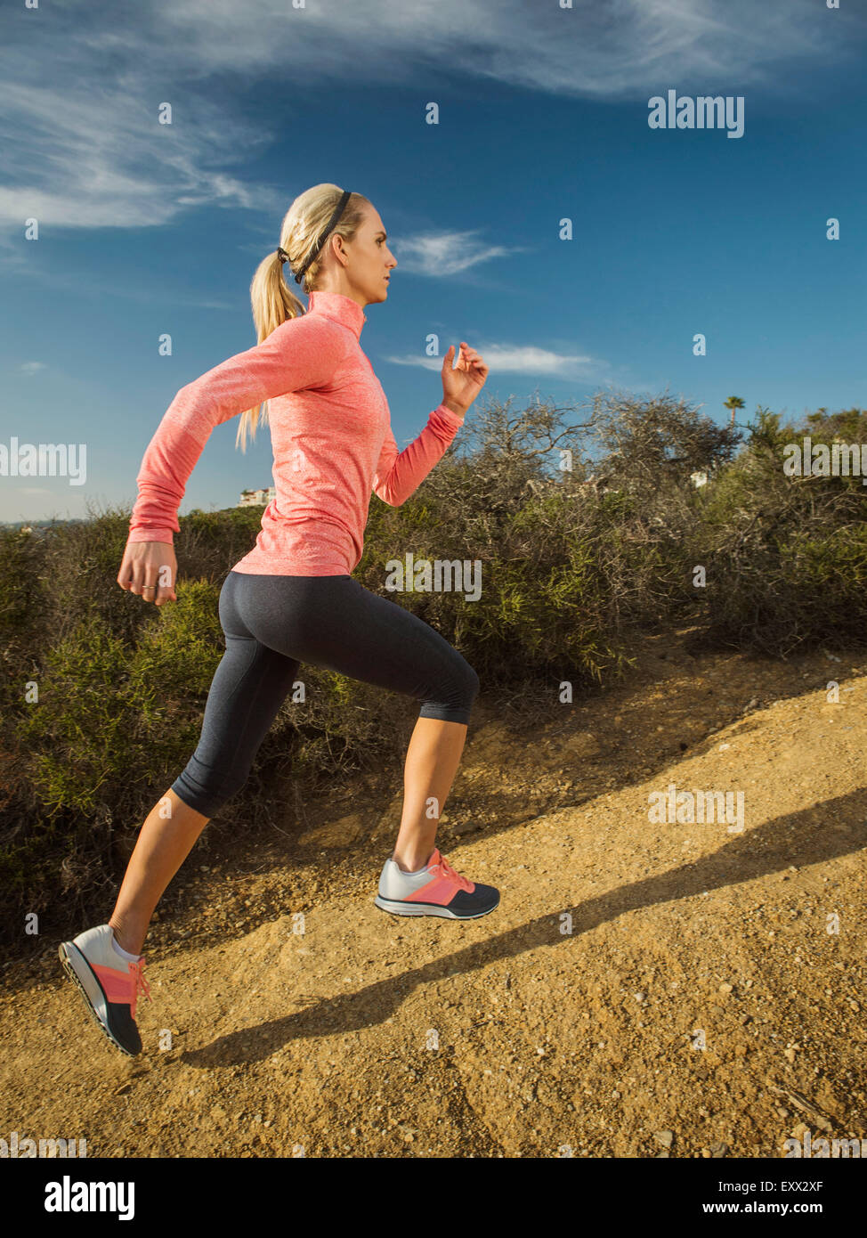 Woman running in mountains Banque D'Images